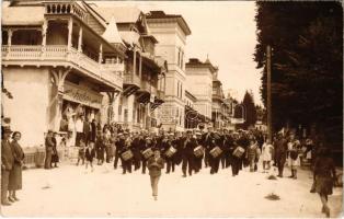 1935 Borszék, Borsec; felvonulás matróz zenekarral, Speranta szálló és étterem, Szabó és Venus üzlet / parade with mariners' music band, villa, hotel and restaurant, shops. Georg Heiter (Reghin-Borsec) photo (EK)