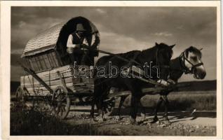 Csíkmadaras, Madaras; Deszkás kóboros szekér, erdélyi folklór. Andory Aladics Zoltán felvétele / Transylvanian folklore, horse carriage (b)