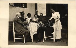 Brassó, Kronstadt, Brasov; első világháborús katonák kártya parti közben. Adler és fia fényképészeti műterem / WWI K.u.k. soldiers playing card game. photo (fa)