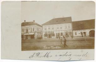 1900 Torda, Turda; Fő tér, Cs. Mike Márton (ezelőtt Wolff) gyógyszertára, Dick Vilmos és Társa és Borza Zsigmond üzlete, Szálloda, bor és sörcsarnok a vadász kürthöz / main square, shops, hotel, and beer hall, pharmacy. photo (vágott / cut)