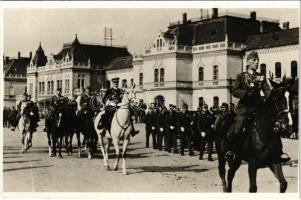 1940 Nagyvárad, Oradea; bevonulás, Horthy Miklós a vasútállomás előtt / entry of the Hungarian troops, Regent Horthy in front of the railway station