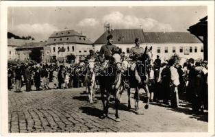 1940 Dés, Dej; bevonulás, horogkeresztes zászló / entry of the Hungarian troops, swastika flag