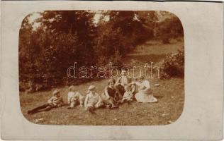 1915 Trencsénteplic, Trencianske Teplice; kiránduló család csoportja / hiking family. photo (vágott / cut)