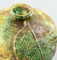 Füzesi Zsuzsa (1953-) kerámia váza, levél díszítménnyel, kis kopással, jelzés nélkül, m: 9,5 cm