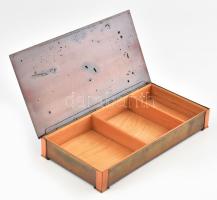 Retro díszdoboz, fa és rézlemez, kopásokkal, h: 25 cm