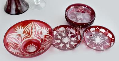 cca 30 darabos bordó kristály gyűjtemény, közte italos készlet, pohárkészlet, kínáló, váza, szép áll...