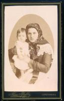 cca 1882 Anya gyermekével, keményhátú fotó Alois Pfeffer lundenburgi műterméből, 10,5×6,5 cm