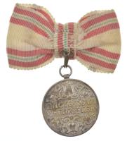 Berán Nándor (1889-1965) 1935. "Magyar Vöröskereszt Ifjúsági Osztálya" ezüstözött bronz ki...