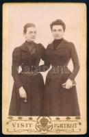 cca 1900 Két hölgy portréja, keményhátú fotó Tenner műterméből, 10,5×6,5 cm