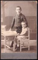 cca 1915 Bauer Ferenc és Ákos, keményhátú fotó Lang Károly nagykikindai műterméből, sérült sarok, 16,5×10,5 cm