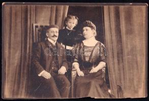 cca 1910 Dr. Havas Ármin és felesége, valamint leányuk Havas Anna, keményhátú fotó, vágott karton, kopásnyomokkal, 14×20,5 cm