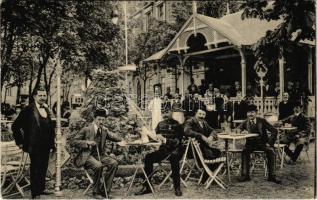 1916 Budapest I. Forgó Károly-féle Várkerti Kioszk, kerthelyiség vendégekkel és pincérekkel - Naponta katona zene (EK)