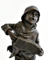 Demétre Haralamb Chiparus (utánöntés) román Art Deco szobrász: Harmonikás gyerek. Bronz, kőtalpon, J...