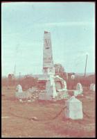 cca 1942 Kárpátalja területén megrongált emlékmű (1917-1922 felirattal), Agfacolor színes diapozitív, 4×3,5 cm