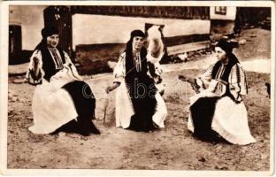Szelistye, Salistea Sibiului, Saliste; Costume nationale din Silistea Sibiului / népviselet, fonó asszonyok / folklore, spinning women (Rb)
