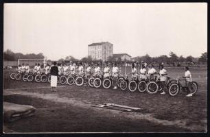 cca 1930 Kerékpáros sportolólányok, fotólap, 9×13,5 cm