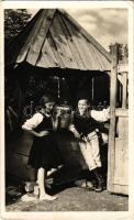 Csíktaploca, Toplita Ciuc (Csíkszereda, Miercurea Ciuc); Csíki székely gyermekek a kútnál, folklór. Andory Aladics Zoltán mérnök felvétele / Székely children by the well, Transylvanian folklore (EK)