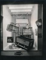 Keravill kirakat rádiókkal, televízióval, fotó, felületén törésnyom, 24×18 cm