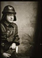 2 db katonai negatív: sisakot viselő katona + katonatiszt kitüntetésekkel (Károly-csapatkereszt, Nem...