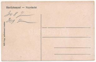 Bánffyhunyad, Huedin; A leány hozománya és ajándékai a ház udvarán az esküvő előtt / Transylvanian f...