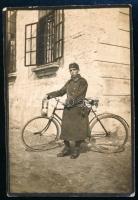 1931 Eger, katona kerékpárjával, fotó, a hátoldalon feliratozva, 7,5x5 cm