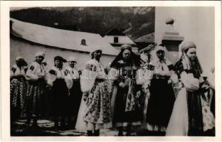 Torockó, Rimetea; Torockói népviselet, erdélyi folklór / Transylvanian folklore from Rimetea, ladies