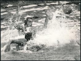 1990 Vasas-FTC OB I-es vízilabda-mérkőzés, sajtófotó, a hátoldalon feliratozott, pecséttel jelzett (László Sándor felvétele), 24x18 cm