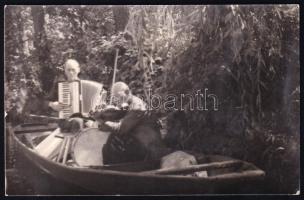 Csónakban ülő zenészek, tangóharmikás és hegedülő, fotó, jelzés nélkül, 9x14 cm