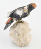 Faragott madár figura, hegyikristály talapzaton