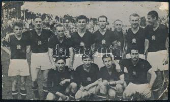 cca 1952 Aranycsapat fotója, rajta Puskás, Bozsik, Kocsis, ...stb, körbevágott, sérült, kissé foltos, 9x16 cm