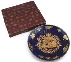 Aranyozott mintás kínai porcelán dísztányér, hibátlan, jelzéssel, dobozban, d: 30,5 cm