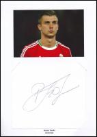 Dragoner Attila és Priskin Tamás labdarúgó aláírása papírlapon