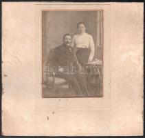 cca 1910 Szatmár, Csendőr szakaszvezető a feleségével, Hollósi utóda Friss Lenke fényképész műtermében készült, szárazpecséttel jelzett, keményhátú vintage fotó, kissé foltos, 15x10 cm