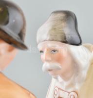 Herendi búcsúzkodó juhászok, porcelán szobor, tervező: Pásztor János (1881-1945). Kézzel festett, je...