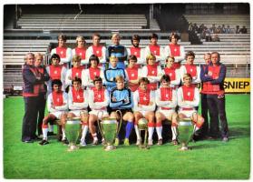1979 Az AFC Ajax Amsterdam labdarúgócsapat képe, a hátoldalon a játékosok nyomtatott aláírásaival, szélén kis szakadással, 14,5x10,5 cm
