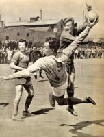 Peterdi Pál: Sport és szépség. Bp., 1958, Sport Lap- és Könyvkiadó. Számos fekete-fehér fotóval illu...