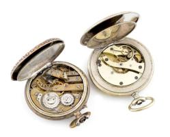 2 db régi zsebóra, díszes tokkal, sérült számlappal/mutatóval, felhúzókulcs nélkül