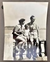 cca 1940-1960 Családi fotóalbum, kb. 40 db fotóval (nagyrészt 18x13 cm körül), harántalakú, zsinórfű...