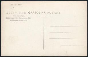 cca 1940 Előkelőségek a pesti utcán, Jelfy Gyula (1863-1945) felvétele, pecséttel jelzett, 9×13 cm