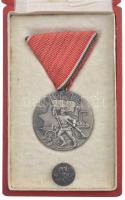 1959. Tanácsköztársasági Emlékérem ezüstözött bronz kitüntetés, eredeti mellszalagon, miniatűrrel, eredeti tokban T:AU NMK 702.
