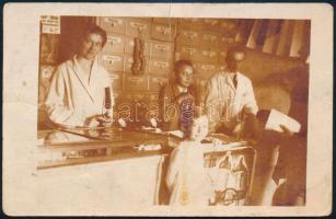 cca 1925 Fűszerüzlet gyógyvízplakáttal, fotólap, törésnyommal, 9×13 cm