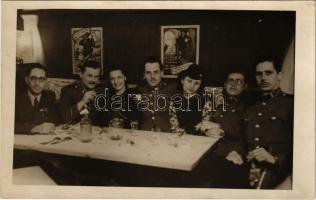 1942 Budapesti Hotel Britannia, Szondy söröző belső, italozó katonák és hölgyek. photo (EK)
