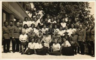 1943 Budapest XII. Svábhegy, A hadügyminisztérium által szervezett női csoportvezetői tanfolyam csoportképe katonatisztekkel. photo