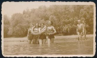 cca 1940 Fürdőző lányok és őket bámuló fiúk, fotó, 6,5x11 cm