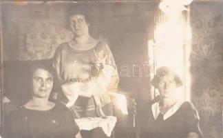 cca 1920-1930 Régi lakásbelsők, 6 db fotó, 13×9 cm