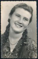 1955 Gyoma, női porté, fotó, felületén törésnyom, 14×9 cm