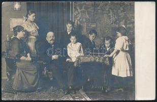 cca 1910 Építész úr a családjával, hátoldalon az általa épített bérpaloták képével, fotó, 9×14 cm