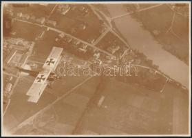 cca 1914-1918 I. világháborús légifotó német repülőgéppel az előtérben, fotó, 12x16 cm