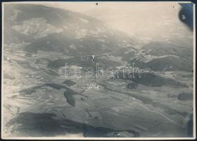 cca 1914-1918 I. világháborús légifotó repülőgéppel a képen,(német gép?), fotó, a hátoldalon feliratozva, egy sarkán kis hiánnyal, 12x16 cm