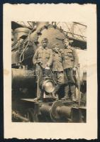 cca 1940 Magyar királyi honvédek egy mozdonyon, fotó, 7,5×5 cm